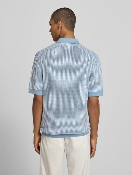Männermodel trägt Regular Fit Poloshirt in Strick-Optik Modell 'Kingsley' von Jack & Jones Premium, hellblau, Baumwolle, Rückansicht Ganzkörperansicht.