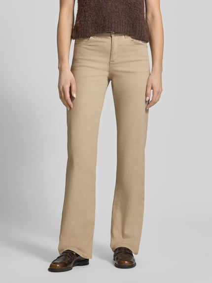 Frauenmodel trägt Bootcut Hose mit Eingrifftaschen Modell 'Lara' von Angels, beigefarbener Baumwoll-Mix mit Stretch, Nahaufnahme Oberkörper bis Schuhe, Vorderansicht.