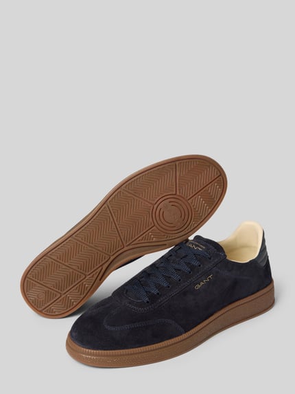 Productfoto, donkerblauwe sneakers van rundleer model 'Cuzmo' van GANT, bruine zool, Heren sneakers van GANT