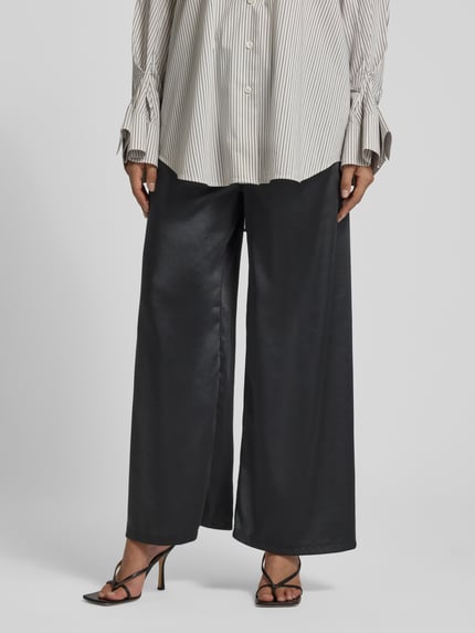 Frauenmodel trägt Wide Leg Stoffhose mit elastischem Bund von ZABAIONE in Dunkelgrau, lockere Passform, Nahaufnahme Unterkörper.