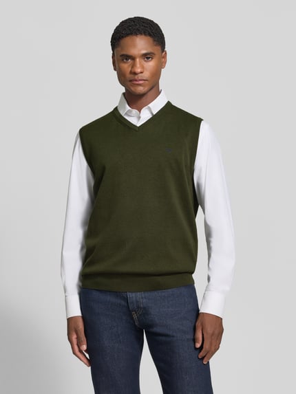 Męski model prezentuje Regular Fit Pullunder aus reiner Baumwolle mit Logo-Stickerei von Fynch-Hatton, kolor ciemnozielony, krój regular fit, wyhaftowane logo, dekolt w serek, bez rękawów, prążkowane ściągacze, bawełna, długość tyłu w rozmiarze M: 72 cm, całkowity widok z przodu.
