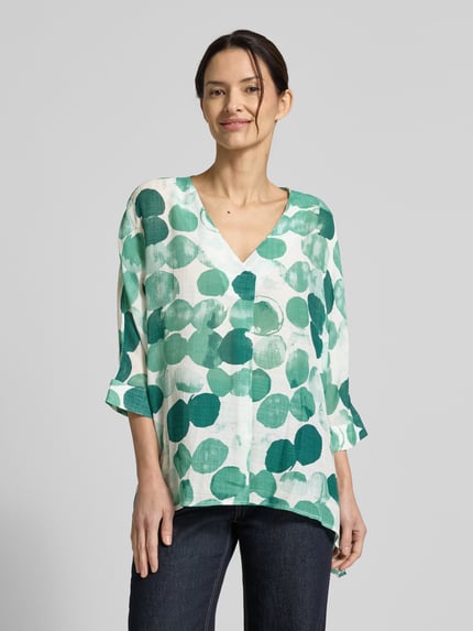Frauenmodel trägt Relaxed Fit Bluse im Allover-Look von Apricot aus Viskose-Mix, grün-weiß, V-Ausschnitt, 3/4-Arm, Ganzkörperansicht von vorne.