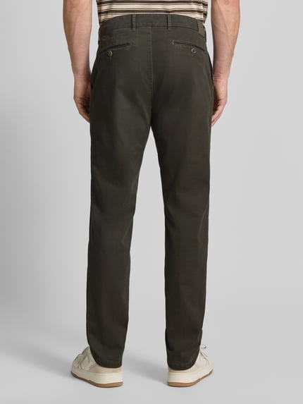 Männermodel trägt Gerade Hose aus Viskose-Mix Modell 'Everest' von Brax, dunkles Olivgrün, glatte Struktur, Ganzkörperansicht Rückansicht.