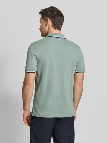 Männermodel trägt Regular Fit Poloshirt mit contraststrepen van Christian Berg Men van puur katoen, ruglengte maat M 71 cm, ganzkörperansicht rückansicht.
