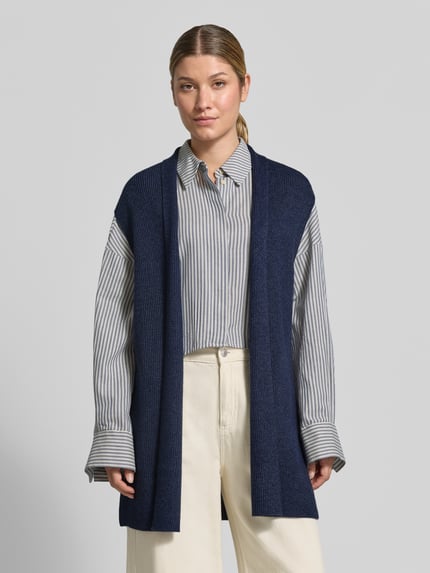 Frauenmodel trägt Strickweste aus Viskose-Mix mit offener Front von Christian Berg Woman, dunkelblau, Feinripp, Straight Fit, Rückenlänge 77 cm, Ganzkörperansicht von vorne.
