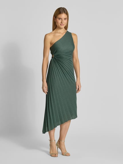 Modelka nosi sukienkę koktajlową w asymetrycznym kroju ‘Cocktailkleid in asymmetrischem Look’ od V by Vera Mont, mieszanka materiałów z dodatkiem streczu, taliowany krój, sukienka midi na jedno ramię, plisy, kolor ciemnozielony, długość tyłu w rozmiarze 36: 124 cm, szerokość w rozmiarze 36: 42 cm, widok całościowy z przodu.