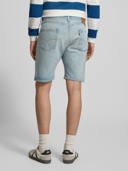 Männermodel trägt Bermudas im 5-Pocket-Design Modell '501®' von Levi's®, hellblau, gerader Schnitt, Rückansicht Ganzkörperansicht. Baumwoll-Mix mit Stretch-Anteil.