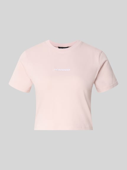 Productfoto, Cropped T-Shirt mit Label-Stitching van Pegador in lichtroze, gemaakt van mix van katoen en elastaan, korte look, ronde hals, labelstitching op de voorkant, ruglengte maat S 41 cm