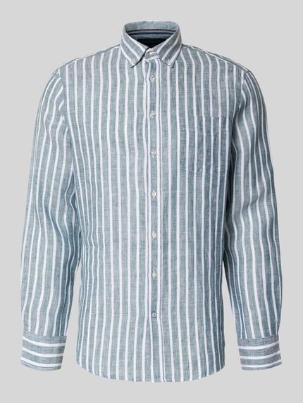 Produktfoto, Slim Fit Freizeithemd aus reinen Leinen von Christian Berg Men, vertikal gestreift in Hellblau und Weiß, Button-Down-Kragen, durchgängige Knopfleiste, langärmelig mit Sportmanschetten, Struktur aus weichem Leinen, Rückenlänge 79 cm, Schulterbreite 48 cm, Ärmellänge 65 cm.