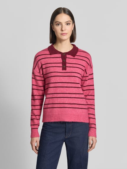 Frauenmodel trägt Strickpullover mit Woll-Anteil Modell 'SAGE' von ICHI in Pink mit Streifen, elastischer Material-Mix, Ganzkörperansicht von vorne.