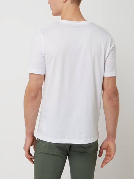 Mannenmodel draagt T-Shirt met Label-Stitching van Fynch-Hatton, witte katoenen regular fit, geribde V-hals, rugaanzicht volledige lengte.