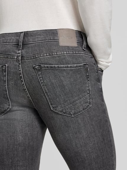 Mannelijk model draagt Modern Fit Jeans aus Baumwoll-Mix Model 'Chuck' van Brax in grijze denimlook met labelpatch en 5-pocketmodel, katoenmix twill, detailopname achterzijde.