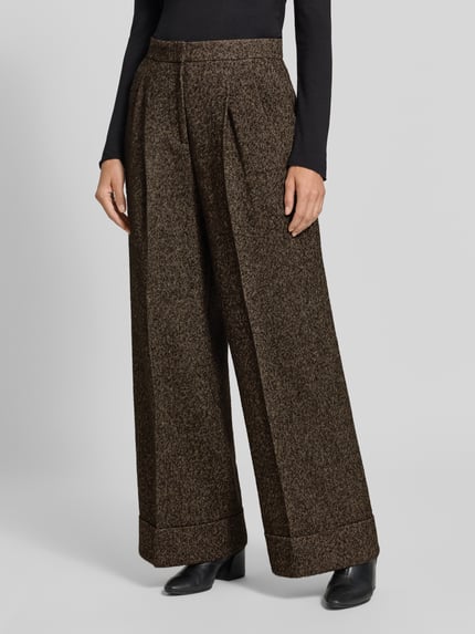 Frauenmodel trägt Weite Hose mit Woll-Anteil Modell 'Tianara' von BOSS in Braun mit grober Struktur, Nahaufnahme Unterkörper, Damen Weite Hose von BOSS.
