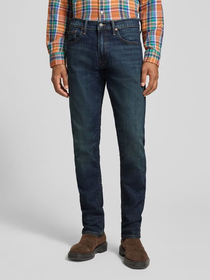 Männermodel trägt Slim Fit Jeans mit Used Waschung von POLO RALPH LAUREN, Medium Wash Denim, 5-Pocket-Design, Nahaufnahme Oberkörper