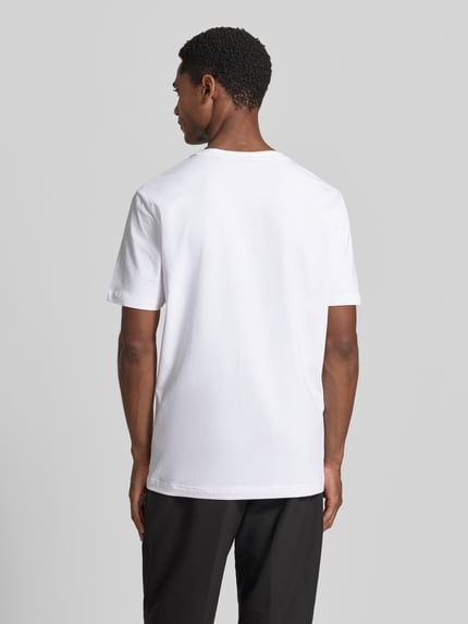 Mężczyznęmodel nosi białe Relaxed Fit T-Shirt aus Baumwoll-Mix Modell 'TS_NETWORK FLAG' von BOSS Green, gładka tekstura, Ganzkörperansicht Rückansicht.