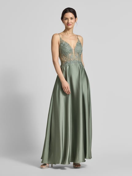 Vrouwenmodel draagt Regular Fit Abendkleid mit floralem Stitching van Laona, semitransparant design, bloemenstiksel, satijn, siersteentjes, spaghetti bandjes, ritssluiting, groene tinten, volledige lichaamsaanzicht van voren.