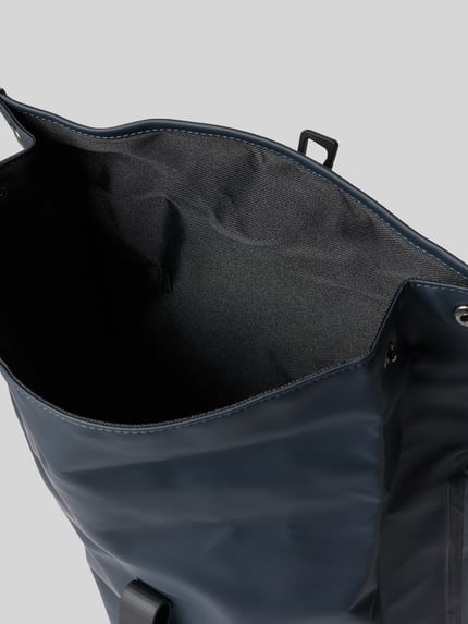 Produktfoto, Rucksack mit Logo-Detail von Rains in Dunkelblau, strukturiertes Innenfutter, Karabinerhaken, Rolltop, Detailaufnahme, Hauptfach sichtbar, verstellbare Schulterriemen