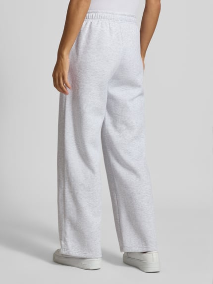 Frauenmodel trägt Regular Fit Sweathosemit Baumwoll-Anteil Modell 'BEST' von ONLY in Hellgrau, lockere Passform, glatte Textur, Ganzkörperansicht Rückansicht, Damen Sweathose von ONLY.
