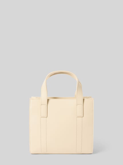Produktfoto, Torebka z detalem z logo model 'AURY' od VALENTINO BAGS, kremowa, uchwyt, pasek na ramię, główna przegroda z zamkiem błyskawicznym, przegródka wewnętrzna zapinana na zamek błyskawiczny, szerokość 25 cm, długość 22 cm, głębokość 9 cm, długość paska na ramię 135 cm, minimalistyczna faktura, prostokątny kształt.