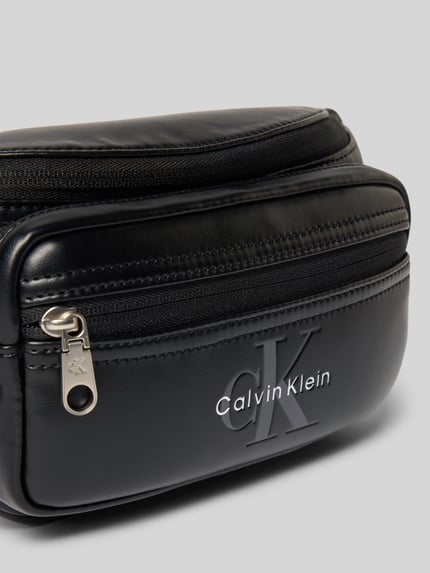 Produktfoto, schwarze Umhängetasche mit Logo-Prägung Modell 'BOLD LOGO WEBBING WAISTBA' von CK Calvin Klein, glatte Oberfläche, Herren