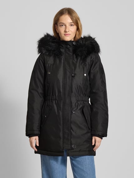 Frauenmodel trägt Shaped Fit Parka mit Label Patch Modell 'IRIS' von Only in Optik: Unifarben, Kapuze mit Webpelzbesatz, Regular-Fit, verdeckter Reißverschluss, einreihige Knopfleiste, Langarm, Storm Cuffs, seitliche Pattentaschen, Brustpattentaschen, Ganzkörperansicht von vorne.