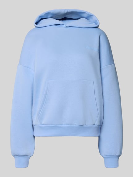 Produktfoto, Hoodie mit Logo und Känguru-Tasche von Review, mieszanka bawełny, krój relaxed fit, jasnoniebieski, logo, kieszeń kangurka