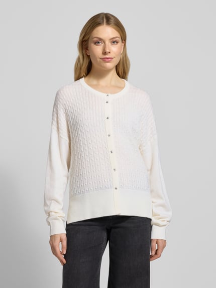 Frauenmodel trägt Strickjacke mit Knopfleiste von Liu Jo White in Weiß, Baumwoll-Mix, lockerer Schnitt, Rundhalsausschnitt, Nahaufnahme Oberkörper.