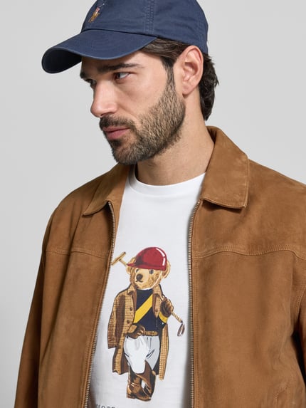 Männermodel trägt Regular Fit T-shirt aus pure katoen van Polo Ralph Lauren, look: effen, labelprint, ronde hals, korte mouw, recht, webware, nahaufnahme bovenlichaam.