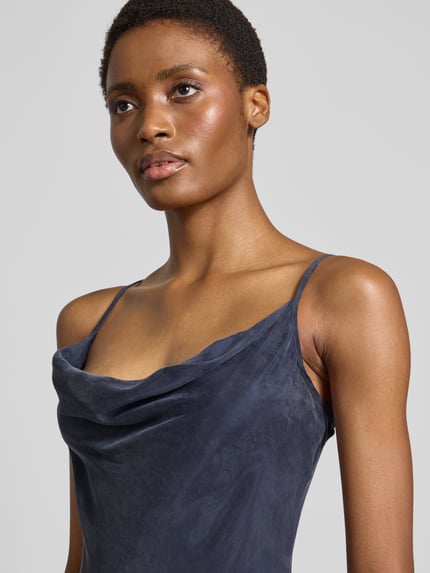 Frauenmodel trägt Midikleid aus Lyocell-Mix mit Viskose-Anteil Modell 'Lina' von GUESS in Dunkelblau, Nahaufnahme Oberkörper, Slim Fit, Spaghetti-Träger, Allover-Paisley-Print.