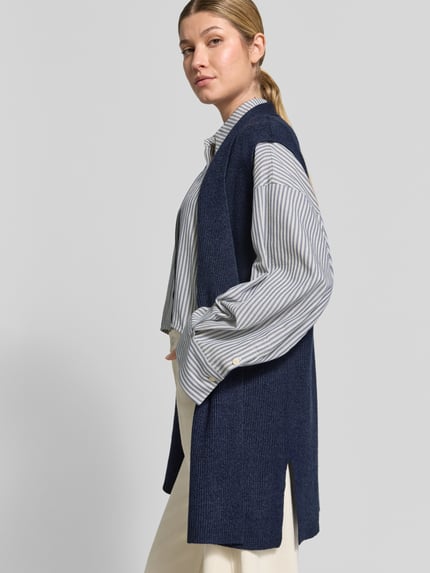 Frauenmodel trägt Strickweste aus Viskose-Mix mit offener Front von Christian Berg Woman, dunkelblau, Feinripp, Straight Fit, ganzkörperansicht von vorne, Rückenlänge bei Größe S 77 cm.
