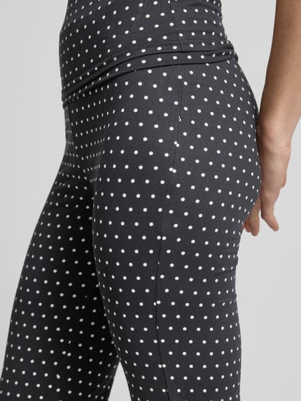 Vrouwenmodel draagt Flared Cut broek in all-over look model 'DESTINY' van Noisy May, materiaalmix met stretch, detailopname heup.