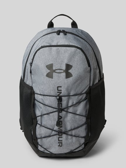 Produktfoto, Rucksack mit Tragehenkel van Under Armour, grijze stof, hoofvak met ritssluiting, draagband, verstelbare schouderbanden, labelprint, zijvak met ritssluiting, breedte 31 cm, lengte 48 cm, diepte 18 cm, schouderbandlengte 53 cm
