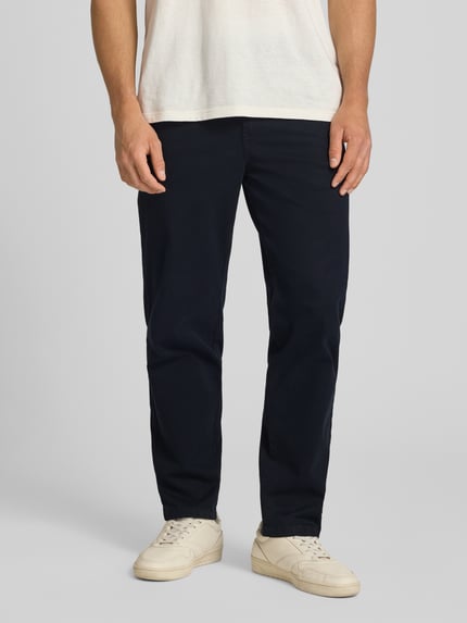 Männermodel trägt Straight Fit Chino mit Eingrifftaschen Modell 'Vance' von Jack & Jones aus Baumwoll-Mix, dunkelblau, Ganzkörperansicht von vorne. Bundweite 43 cm, Innenbeinlänge 67 cm, Knopf- und Reißverschluss, Gesäßtaschen.
