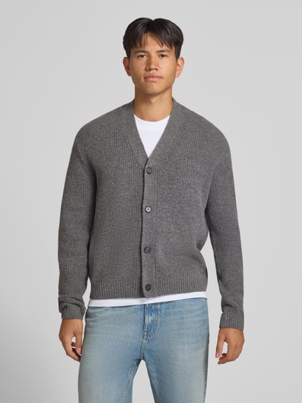 Männermodel trägt Strickjacke mit Woll-Anteil Modell 'SOUFFLE' von REVIEW in Grau, Ripp-Optik, Regular Fit, Ganzkörperansicht von vorne.