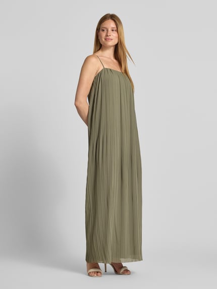 Frauenmodel trägt Maxikleid mit Karree-Ausschnitt von Jake*s Cocktail in Olivgrün mit Plisseefalten, gerader Schnitt, Ganzkörperansicht von vorne.