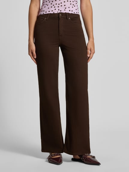 Vrouwenmodel draagt donkerbruine wide loose fit jeans van mix van modal en katoen, productnaam Wide & Loose Fit Jeans Baumwoll-Mix Modell 'MADISON' van ONLY, dames wide loose fit jeans, detailopname vooraan.