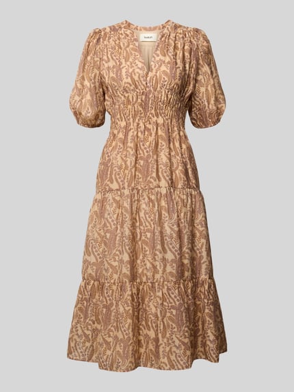 Produktfoto, Midikleid aus Lyocell-Mix Modell 'Tanyssa' von Bash, taillierte Passform, Allover-Paisley-Print, Halbarm, Tunika-Kragen, elastische Ärmelabschlüsse, beige-braune Farbtöne, strukturierte Oberfläche, Rückenlänge 116 cm, Brustweite 51 cm, Ärmellänge 35 cm.