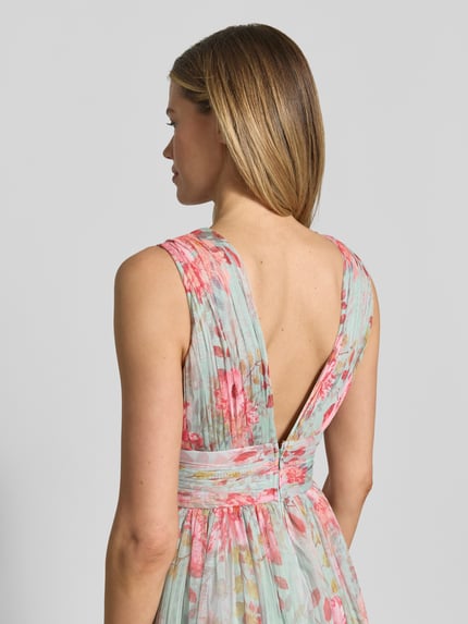 Vrouwenmodel draagt 'Abendkleid mit Volantsaum und V-Ausschnitt' van LACE & BEADS in bloemenprint, chiffon, a-lijn maxijurk, v-halslijn, volantzoom, haak- en ritssluiting achterzijde, ruglengte maat S 35 cm, bustewijdte maat S 31 cm, geheel van achteren