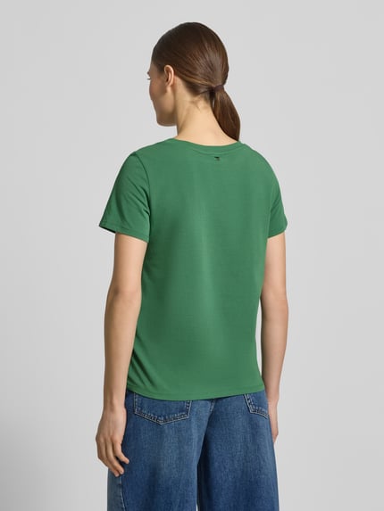 Frauenmodel trägt Regular Fit T-Shirt aus Baumwoll-Mix Modell 'MULTIF' von Weekend Max Mara in Grün, unifarben, Ganzkörperansicht Rückansicht.