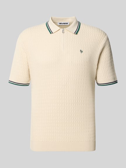 Produktfoto, Slim Fit Poloshirt in Strick-Optik von REVIEW, Reine Baumwolle, Polokragen, Reißverschluss, Logo-Stitching, kurzärmelig.