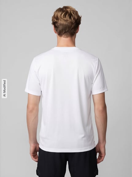 Mannenmodel draagt wit Regular Fit Sport-T-Shirt met logo- en motiefprint van Nike Training, gladde stof, rugaanzicht, KI-gemodificeerd beeld.