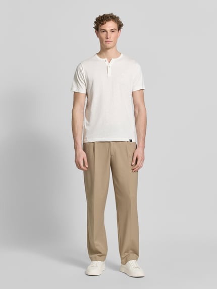 Mannenmodel draagt T-shirt met korte knoopsluiting van Lerros, puur katoen, recht model, ronde hals, logostitching, ruglengte maat M 69 cm. Ganzlichaamsaanzicht van voren.