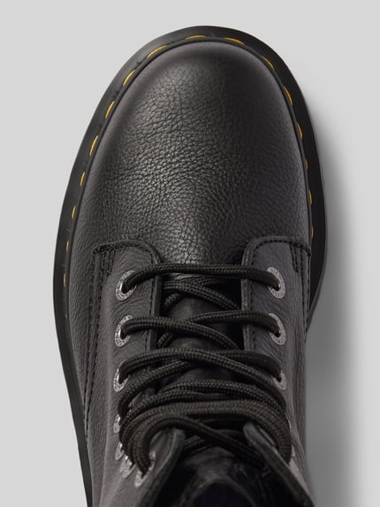 Produktfoto, Stiefel aus echtem Leder Modell 'Jadon' von Dr. Martens, czarna struktura skóry, detal z logo, profilowana podeszwa, zaokrąglony czubek, wysokość obcasa 5 cm, wysokość cholewki 17 cm, szerokość w rozmiarze 40: 11 cm