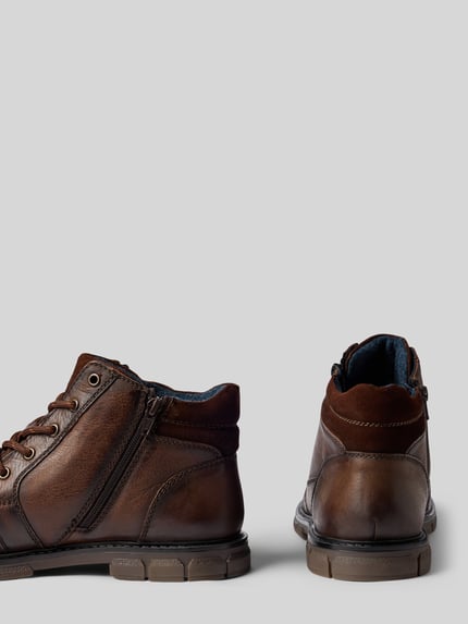 Produktfoto, Boots aus Leder-Textil-Mix mit Reißverschluss Modell 'Mate' von bugatti in Braun, abgerundete Spitze, profilierte Sohle, strukturierte Oberfläche