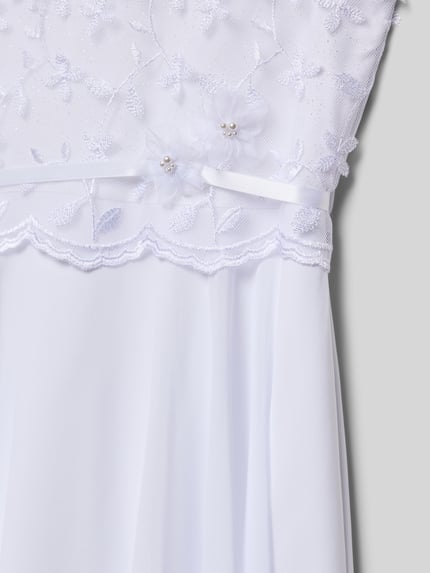 Meisjesmodel draagt Knielange Jurk met ronde hals van Weise, getailleerd model, naadritssluiting, onderrok, detailopname bovenlichaam.