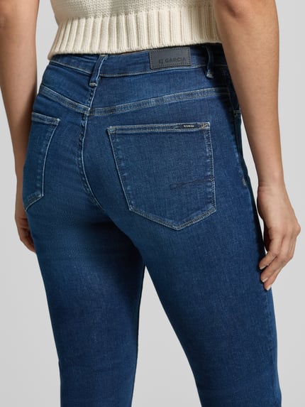 Kobiece model prezentuje Straight Fit Jeans aus Baumwoll-Mix Modell 'Celia' von Garcia, głęboki niebieski kolor, tekstura jeansu, zdjęcie z tyłu, Damen Straight Fit Jeans von Garcia