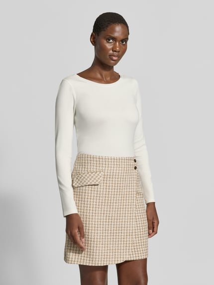 Vrouwenmodel draagt Slim Fit shirt met lange mouwen uit katoenmix van Marc Cain, boothals, geborduurd logo, ruglengte maat 36: 58 cm, geheelvooraanzicht.