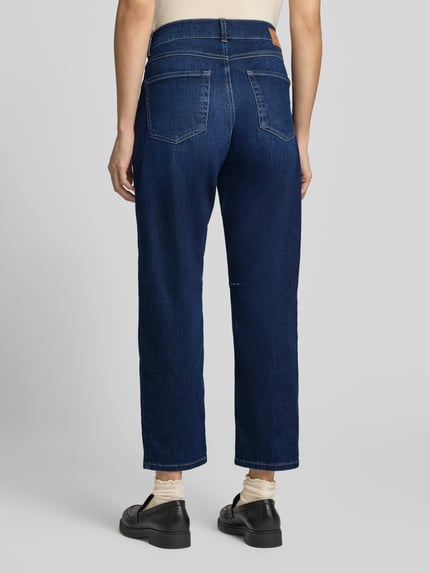 Frauenmodel trägt Barrel Jeans aus Baumwoll-Mix Modell 'Evy' von ANGELS in Dunkelblau, markante Nähte, Damen Barrel Jeans, Ganzkörperansicht Rückansicht.