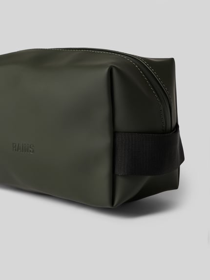 Produktfoto, Wash Bag mit Logo-Detail von Rains, olivgrün, rechteckige Form, glatte Oberfläche, Trageriemen, Steckfach und Reißverschluss, Maße: 20x14x11 cm, Schulterriemen 14 cm, Hauptfach und Innenfach sichtbar, neutrale Farbtöne, Kontext: Herren Wash Bag von Rains