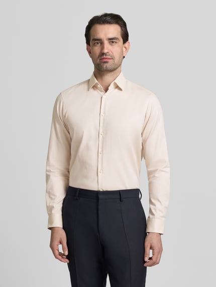 Männermodel trägt Regular Fit Business Hemd aus Baumwolle mit Kentkragen von Jake*s, helle Farbe, Knopfleiste, Ganzkörperansicht von vorne. Rückenlänge 70 cm, Schulterbreite 47 cm, Ärmellänge 64 cm.